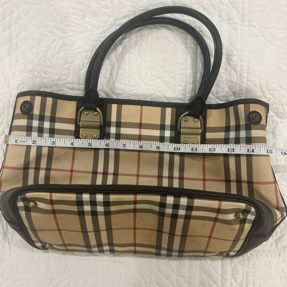 💄 Burberry Beige Check Canvas Tote with Black Leather Trim and Gold Hardware - Picture 11 of 14